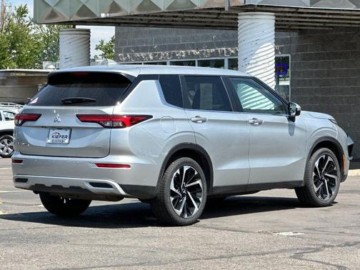 Alloy Silver Metallic 2024 Mitsubishi Outlander SE