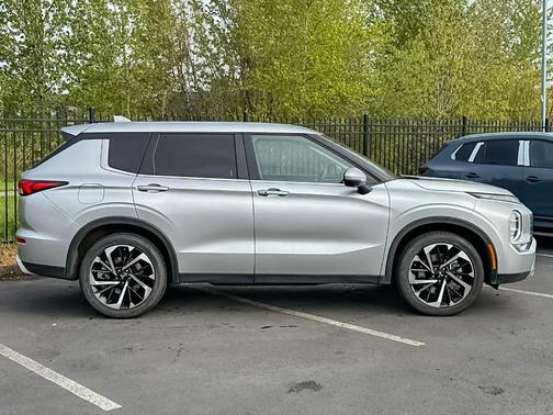 Alloy Silver Metallic 2024 Mitsubishi Outlander SE