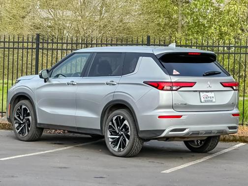 Alloy Silver Metallic 2024 Mitsubishi Outlander SE