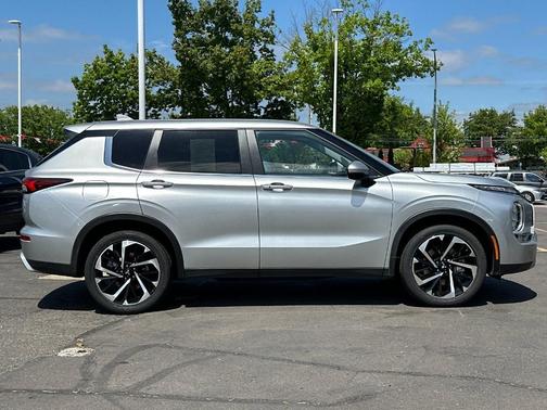 Alloy Silver Metallic 2024 Mitsubishi Outlander SE