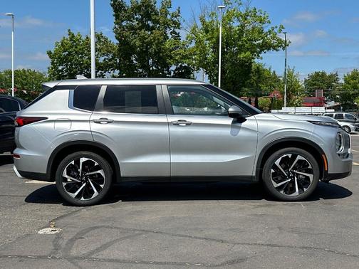 Alloy Silver Metallic 2024 Mitsubishi Outlander SE