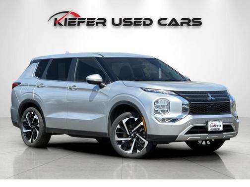 Alloy Silver Metallic 2024 Mitsubishi Outlander SE