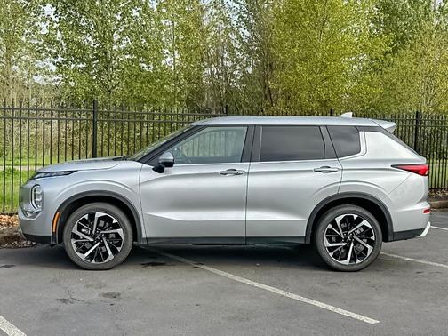 Alloy Silver Metallic 2024 Mitsubishi Outlander SE