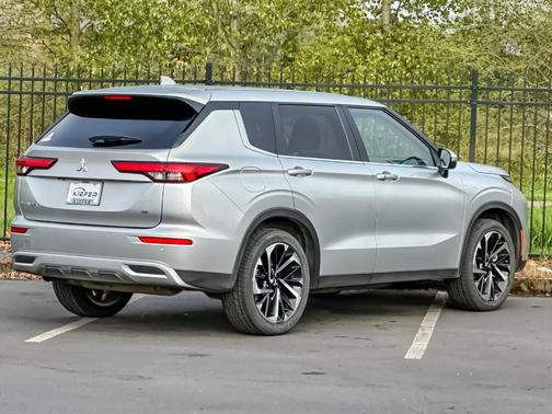 Alloy Silver Metallic 2024 Mitsubishi Outlander SE