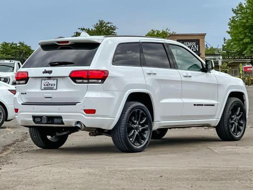 Bright White Clearcoat 2022 Jeep Grand Cherokee WK Laredo