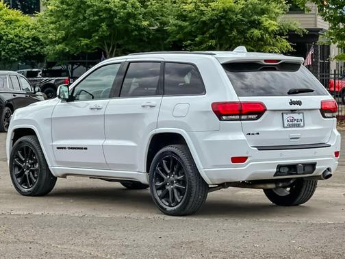 Bright White Clearcoat 2022 Jeep Grand Cherokee WK Laredo
