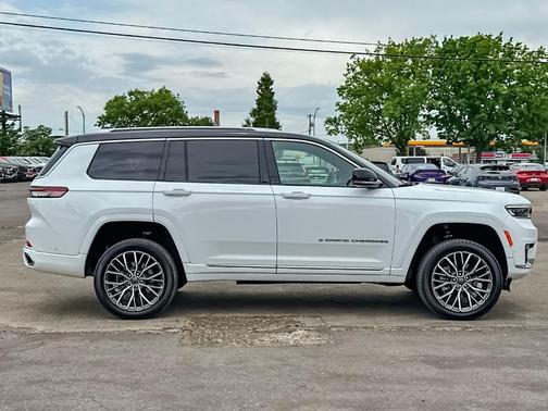 Bright White Clearcoat 2023 Jeep Grand Cherokee L Summit