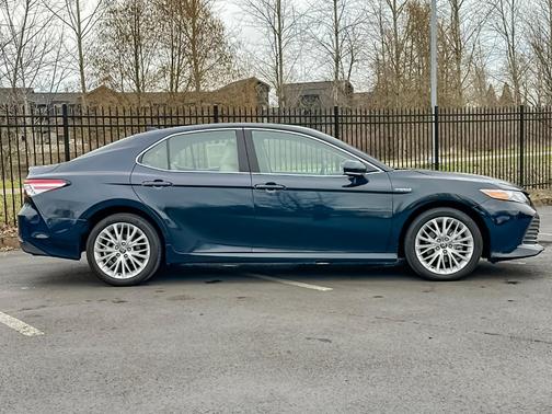 2020 Toyota Camry Hybrid XLE