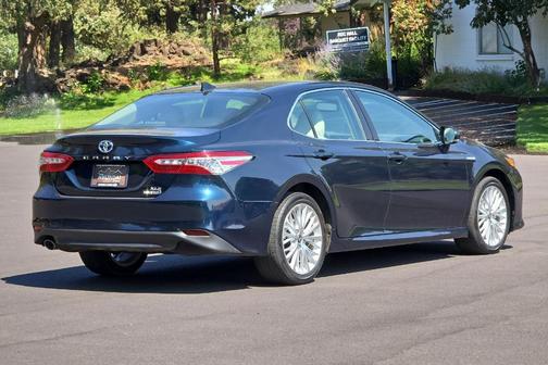 2020 Toyota Camry Hybrid XLE