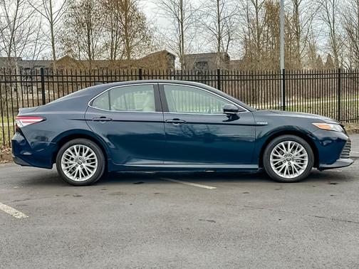 2020 Toyota Camry Hybrid XLE