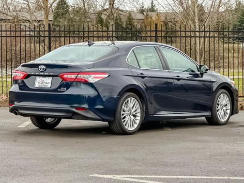 2020 Toyota Camry Hybrid XLE