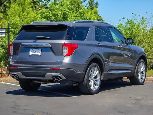 Gray Metallic 2022 Ford Explorer Platinum