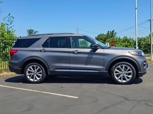 Gray Metallic 2022 Ford Explorer Platinum