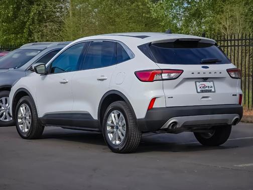 Oxford White 2022 Ford Escape SE