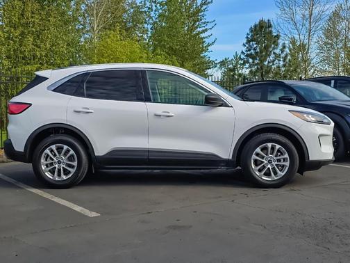Oxford White 2022 Ford Escape SE
