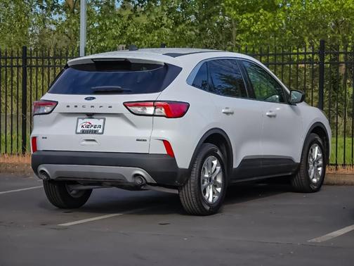 Oxford White 2022 Ford Escape SE