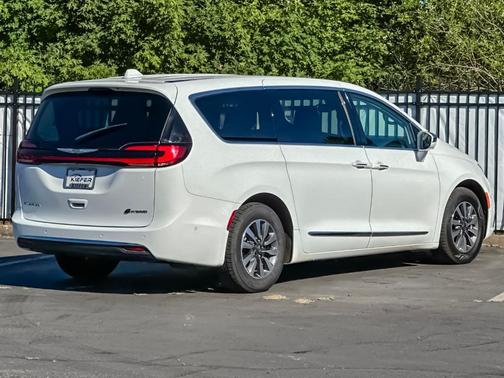 Bright White Clearcoat 2022 Chrysler Pacifica Hybrid Limited