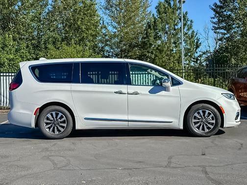 Bright White Clearcoat 2022 Chrysler Pacifica Hybrid Limited