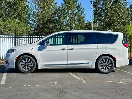 Bright White Clearcoat 2022 Chrysler Pacifica Hybrid Limited