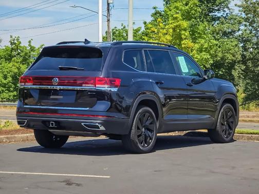 Deep Black Pearl Effect 2024 Volkswagen Atlas 2.0T SE