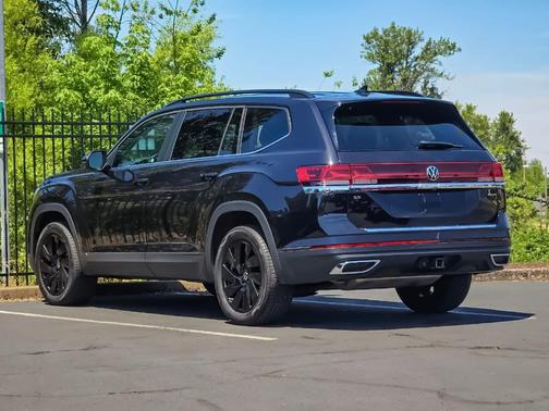 Deep Black Pearl Effect 2024 Volkswagen Atlas 2.0T SE
