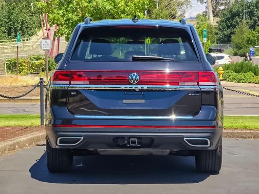 Deep Black Pearl Effect 2024 Volkswagen Atlas 2.0T SE