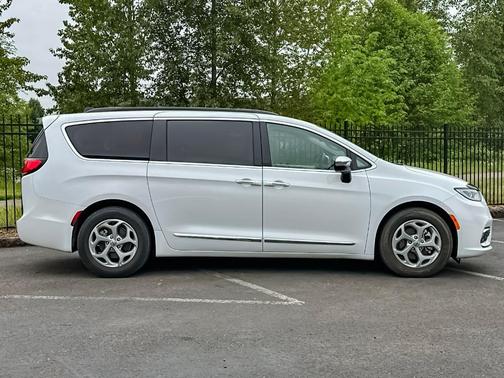 Bright White Clearcoat 2023 Chrysler Pacifica Limited