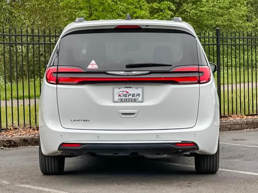 Bright White Clearcoat 2023 Chrysler Pacifica Limited