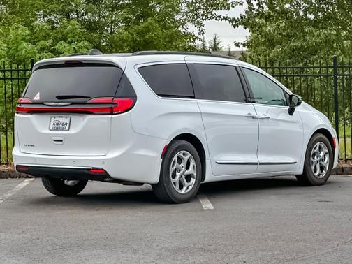 Bright White Clearcoat 2023 Chrysler Pacifica Limited