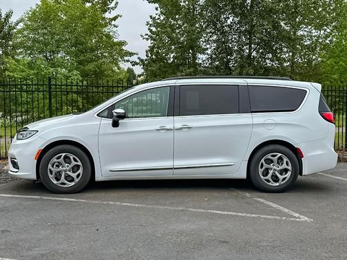 Bright White Clearcoat 2023 Chrysler Pacifica Limited