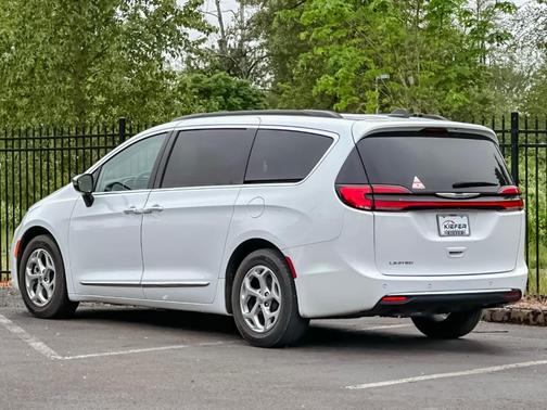 Bright White Clearcoat 2023 Chrysler Pacifica Limited