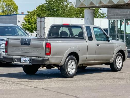 Sand Dune Metallic 2002 Nissan Frontier XE King Cab