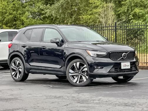 Onyx Black Metallic 2023 Volvo XC40 B5 Plus Dark Theme