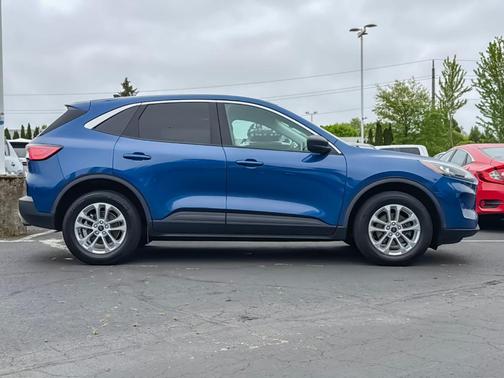 Blue Metallic 2022 Ford Escape SE