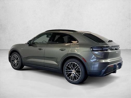Aventurine Green Metallic 2026 Porsche Macan 4