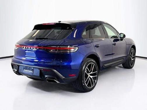 Gentian Blue Metallic 2026 Porsche Macan