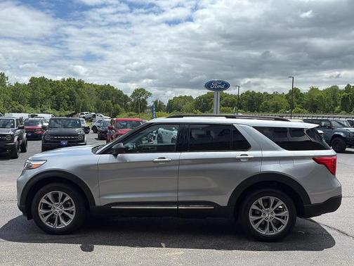 ICONIC SILVER METALLIC 2023 Ford Explorer XLT