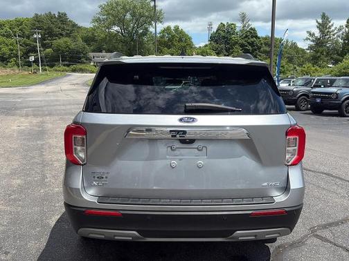 ICONIC SILVER METALLIC 2023 Ford Explorer XLT