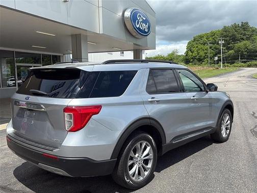 ICONIC SILVER METALLIC 2023 Ford Explorer XLT