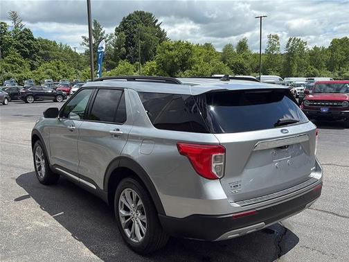 ICONIC SILVER METALLIC 2023 Ford Explorer XLT