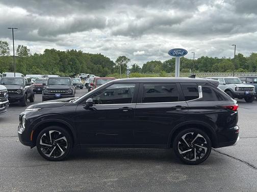 Black 2024 Mitsubishi Outlander SE