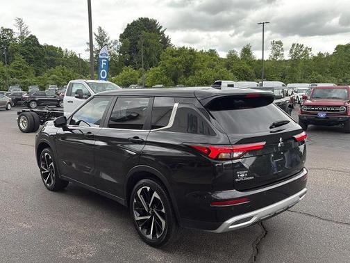 Black 2024 Mitsubishi Outlander SE