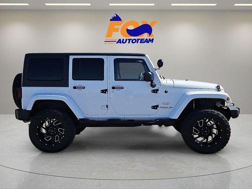 Bright White Clearcoat 2013 Jeep Wrangler Unlimited Sahara