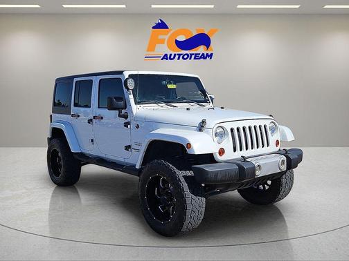 Bright White Clearcoat 2013 Jeep Wrangler Unlimited Sahara