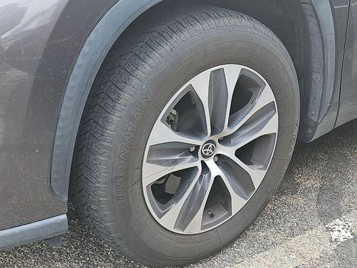 Magnetic Gray Metallic 2021 Toyota Highlander XLE