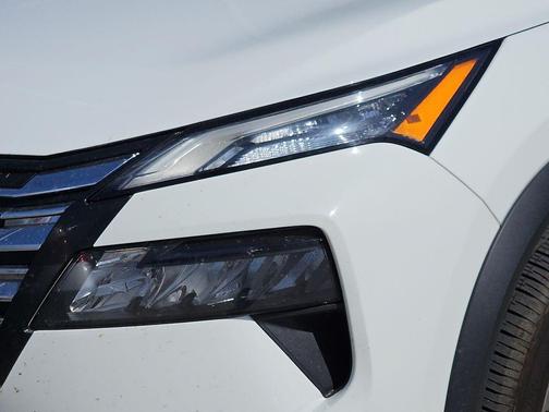 Glacier White 2024 Nissan Rogue S