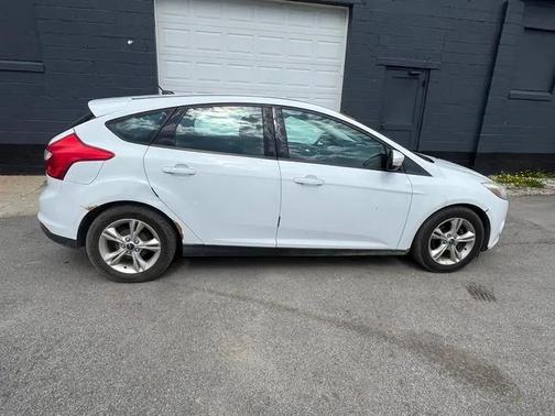 Oxford White 2014 Ford Focus SE