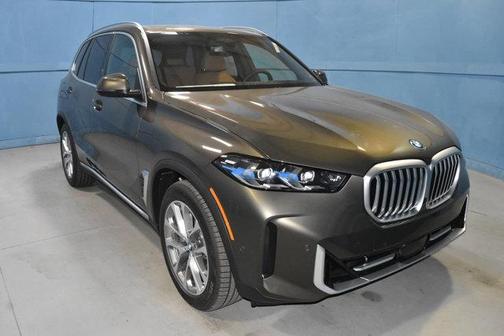 Manhattan Green Metallic 2026 BMW X5 PHEV xDrive50e