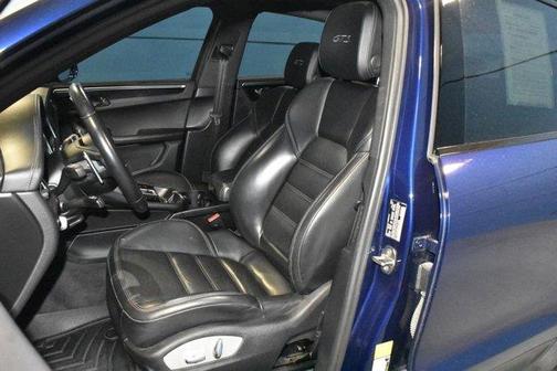 Gentian Blue Metallic 2022 Porsche Macan GTS