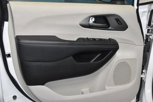 2023 Chrysler Pacifica Touring-L